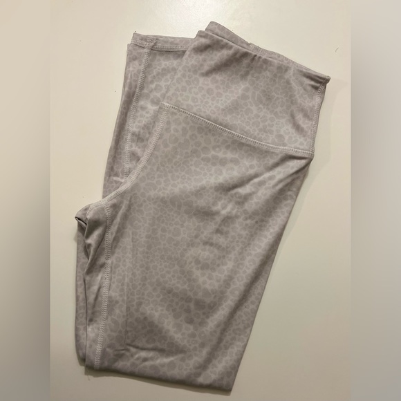 white Cheetah Leggings Light Weight - Picture 1 of 2